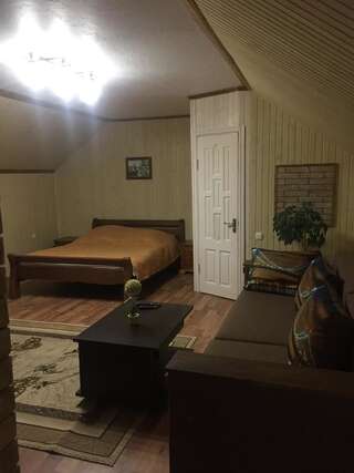 Лоджи Guest House U Myrona Яремче Трехместный номер с балконом-10