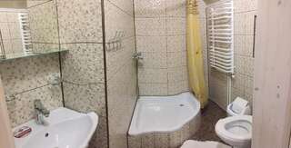 Лоджи Guest House U Myrona Яремче Номер с кроватью размера «king-size» и балконом-4
