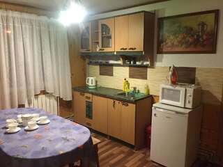 Лоджи Guest House U Myrona Яремче Трехместный номер с видом на горы-1