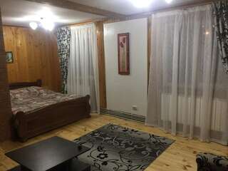 Лоджи Guest House U Myrona Яремче Трехместный номер с видом на горы-6