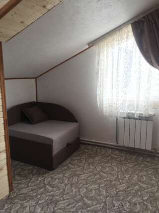 Лоджи Guest House U Myrona Яремче Трехместный номер с общей ванной комнатой-1
