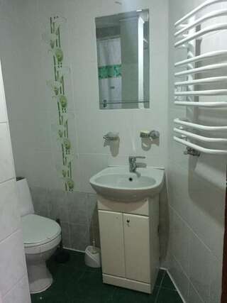 Лоджи Guest House U Myrona Яремче Трехместный номер с общей ванной комнатой-1