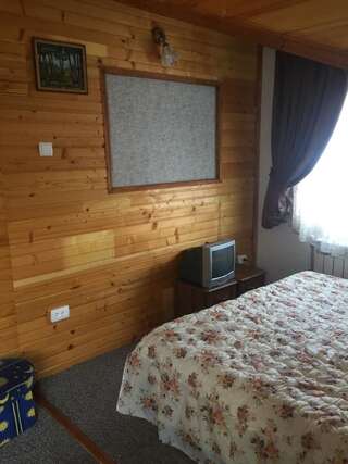 Лоджи Guest House U Myrona Яремче Трехместный номер с общей ванной комнатой-3