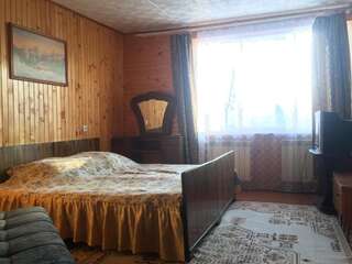 Лоджи Guest House U Myrona Яремче Трехместный номер с видом на горы-1